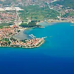 Beachfront Apartment For 4, 30M To Pebble Beach 180M To Sandy Beach, Central Stobrec With Summer Amenities