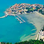 Beachfront Apartment For 4, 30M To Pebble Beach 180M To Sandy Beach, Central Stobrec With Summer Amenities