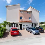 2 Bedroom Nice Apartment In Split
