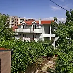 Sweet Green Apartment With Garden