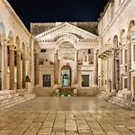 Royal Antique Apartment