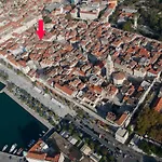 Apartment & Room Split Lea