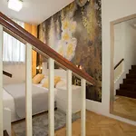 Apartment & Room Split Lea