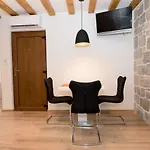 Lucy In Centre Apartment