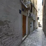 Top Location & Walk Score 93 With Washing Machine