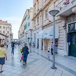 City Core Apartment