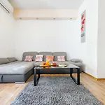 Alena Luxury Apartment With Jacuzzi