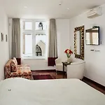 Old Square Studio Apartment