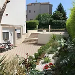 Drop In Split Luxury Suites