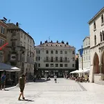 Old Square Studio Apartment