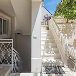 Split Center Suites