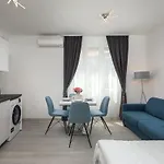 Luxury Studios & Rooms Seven