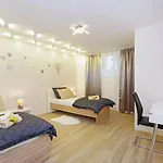 Split Symphony Garden: Modern, New Apartment