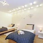 Split Symphony Garden: Modern, New Apartment