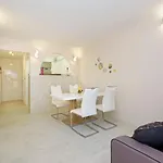 Split Symphony Garden: Modern, New Apartment