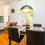 Minimalist Hidden Gem Spacious Flat In Center