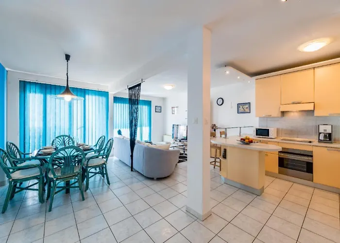 Sea View Apartment Reno W/Garage