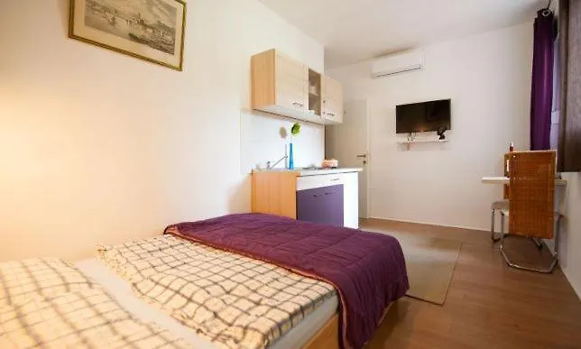 Centar 2 Private Room With Ensuite And Kitchenette