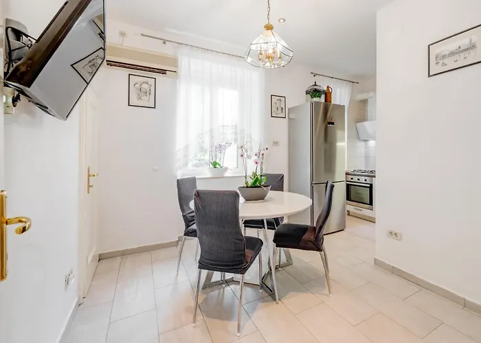 Split Apartment Worek