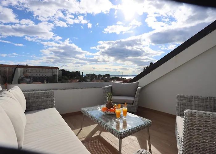 Split City View Apartment