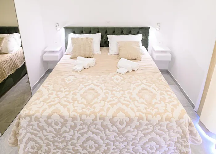 Luxury Rooms Green And Gold Split