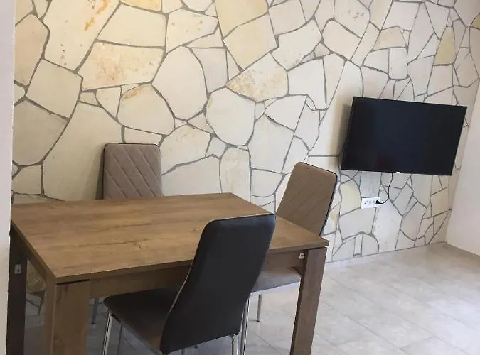 Spacious Apartment In A Quiet Neighborhood