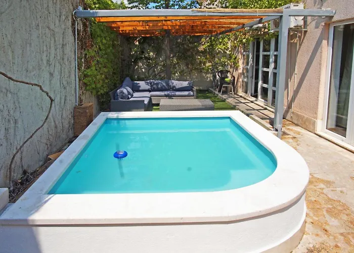 Apartment Kvaternikova - Pool, Grill, 4 Bedrooms, 3 Bathrooms