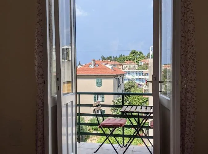 Centre Split Apartment Trina