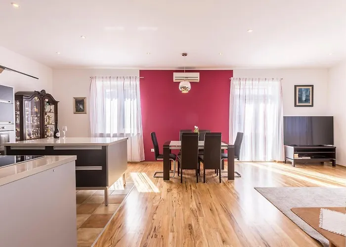 Ferula, 3 Bedroom Apartment Near Beach Bacvice