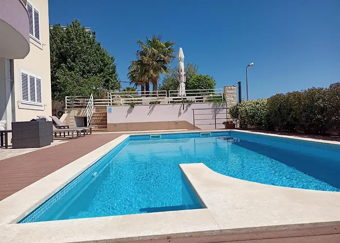 Sky - Beautiful Rooftop Apartment With Shared Pool
