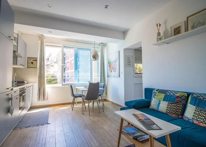 Brand New 1Br Near Central Station, Old Town, Beach - 3 Minute Walking