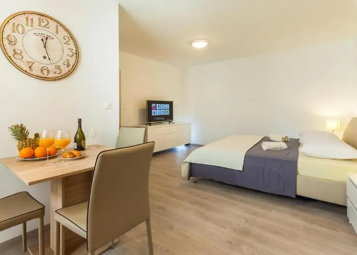 Apartments & Room Rollex