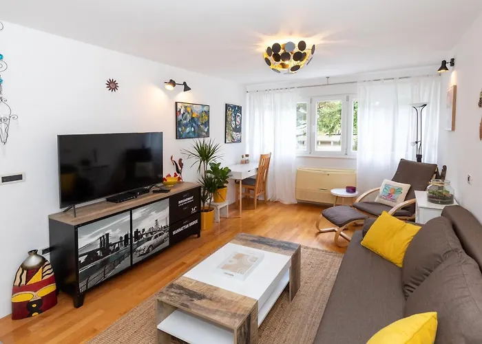 Spacious City Apartment With Balcony & Walk To Old Town