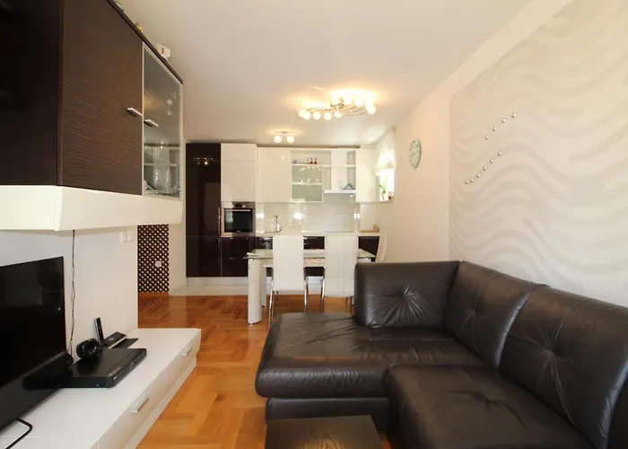 Macadamia Apartment With Garage Parking