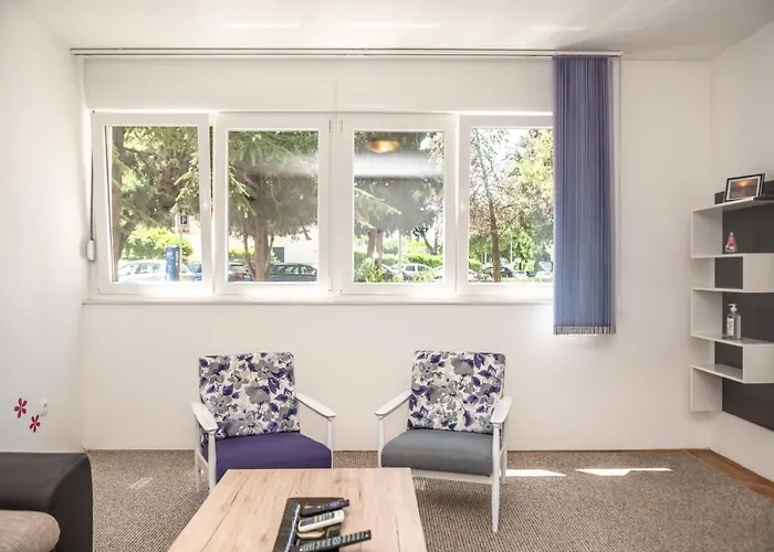 Sunny & Spacious, 2 Bedroom Apartment With Free Parking