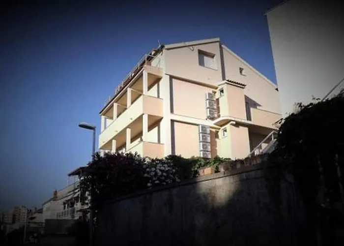 Charming Apartment 3 Sleeps 4 Guests