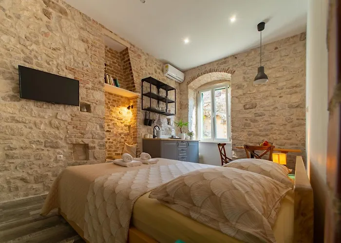Rooms And Apartments Djanovic