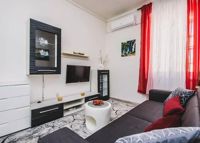 Center Stylish Apt Darling For 4, Old Town