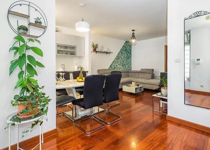Airy 2-Br Apt W/ Open Layout & Modern Design