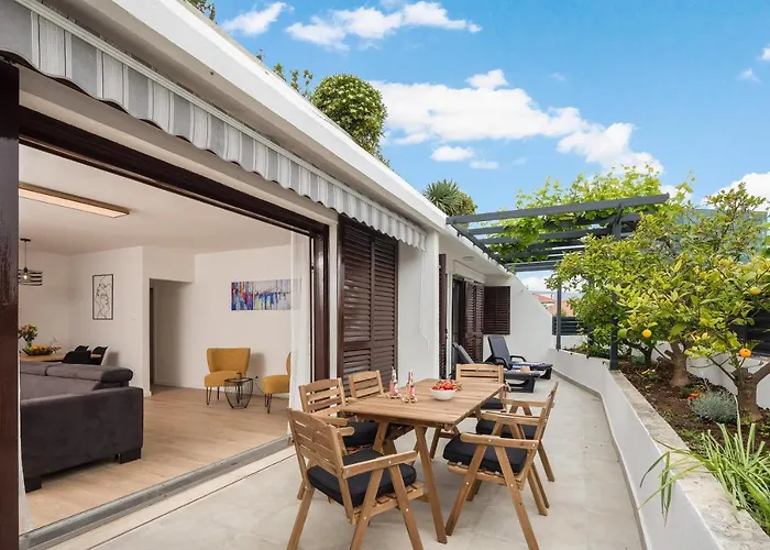 Lemon Tree Luxury, Free Parking