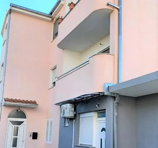 Apartment Neva Split With Free Private Parking Space