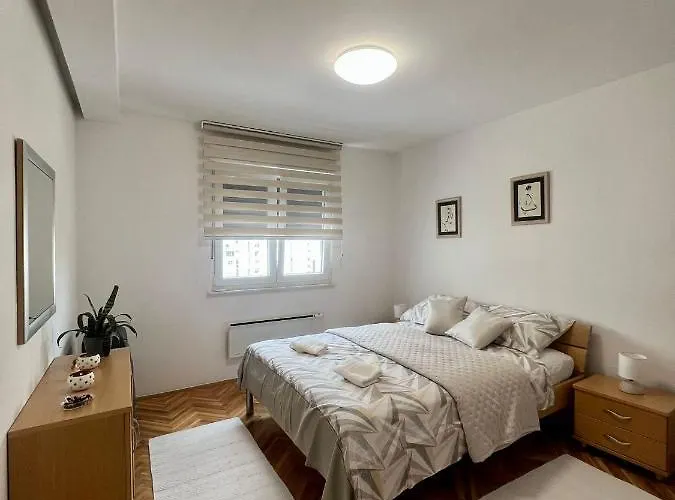 Jj Apartment Split