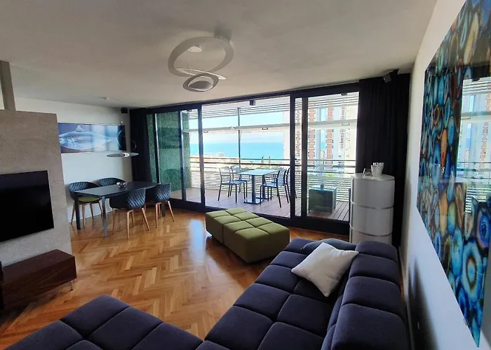Bob Luxury Design & Sea View Apartment