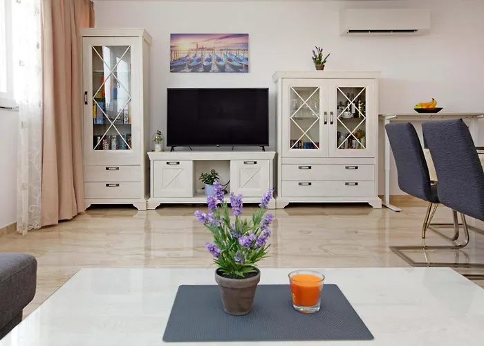 Modern 2-Bed Apt, Late Check In Available