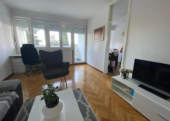 2 Bedroom Apartment/Parking/Market