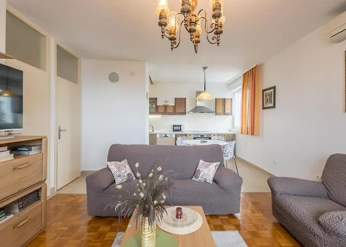 Apartment Issa & Sea View