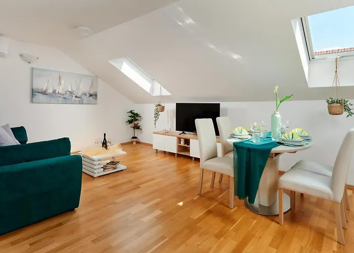 Modern & Spacious Rooftop Apartment With Natual Sunlight