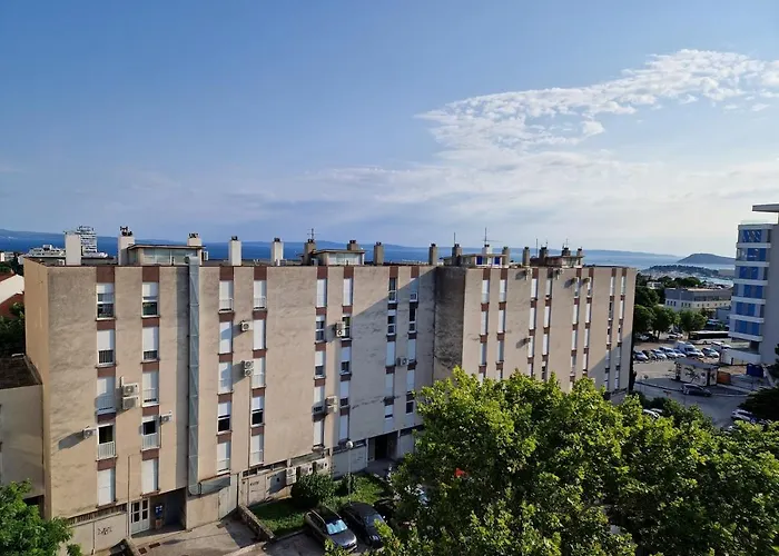 Spacious Apartment Rocky With Balcony
