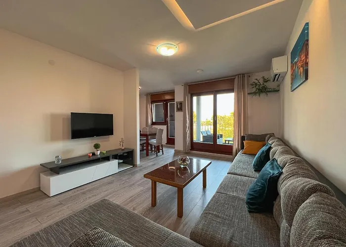Large Apartment Felicita Near Center