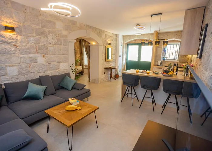 Kamarin Luxury Studio Apartment